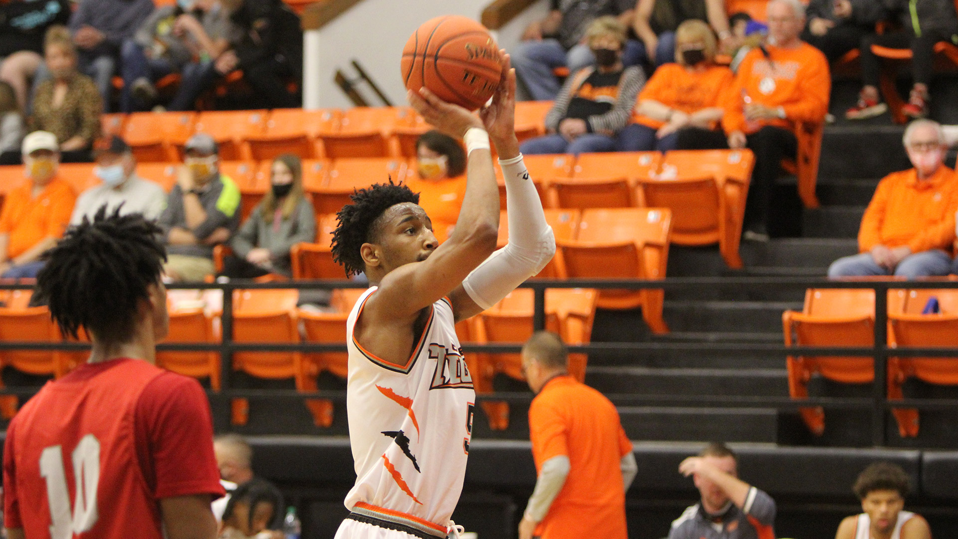 Tigers tighten conference race with 86-77 win over No. 4-ranked Coffeyville
