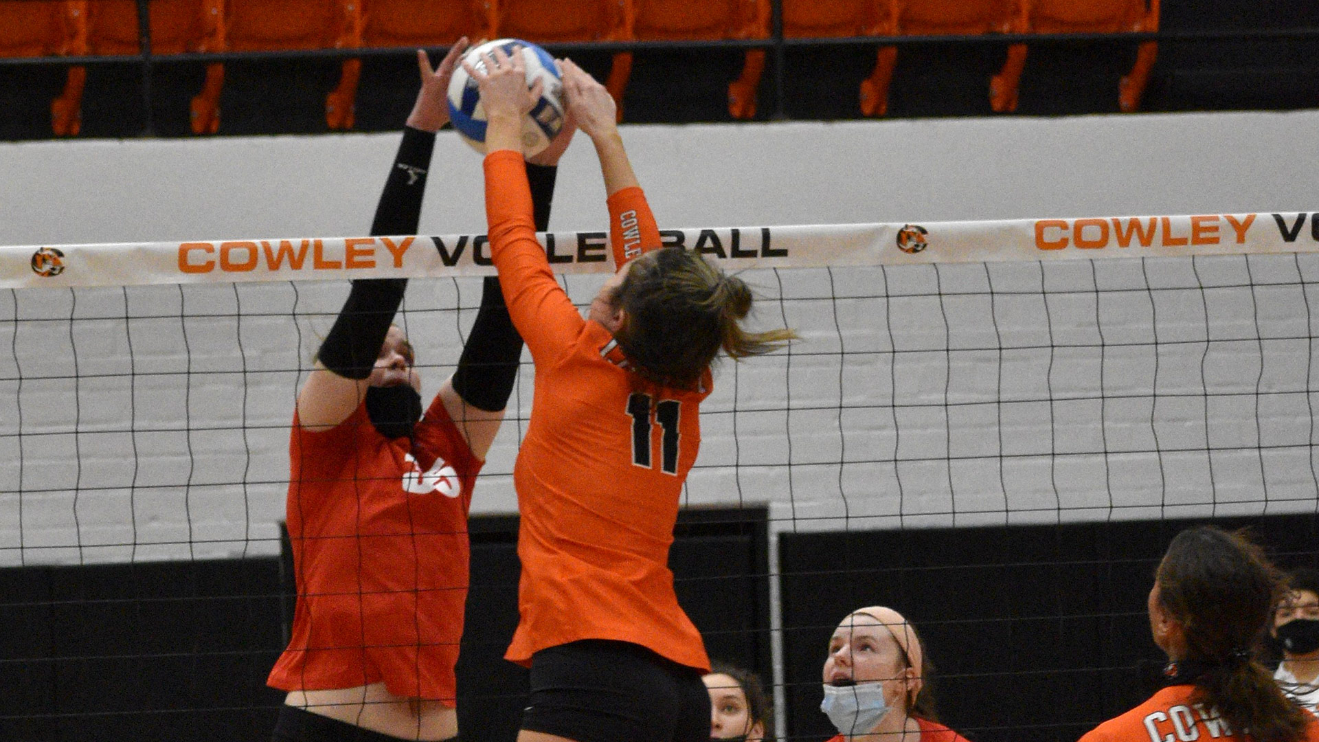 Volleyball beats up on a pair of slumping teams on Sophomore Night