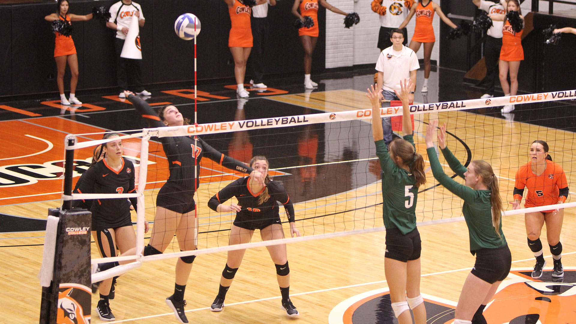 Lady Tiger volleyball sweeps home invitational to improve to 21-0
