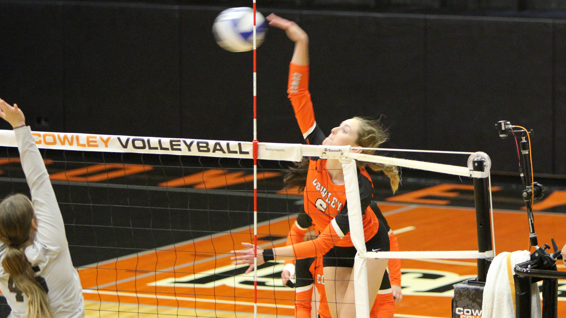 Volleyball remains unbeaten; Coach Gream earns 200th win at Cowley